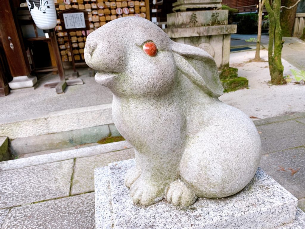 岡崎神社　狛うさぎ　阿形